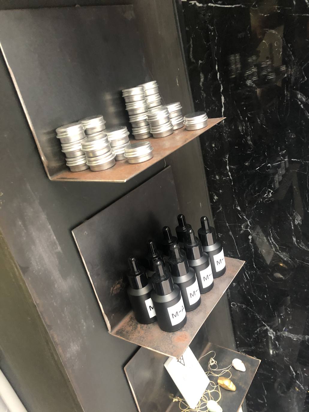 Fotos: Prendas únicas y perfumes a la carta en la tienda de autor más pequeña de Bilbao