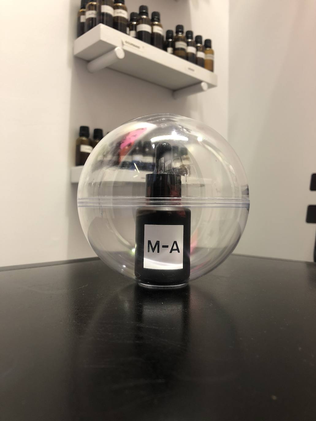 Fotos: Prendas únicas y perfumes a la carta en la tienda de autor más pequeña de Bilbao