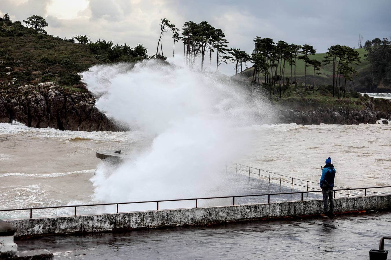 Fuerte oleaje en el puerto de Lekeitio.