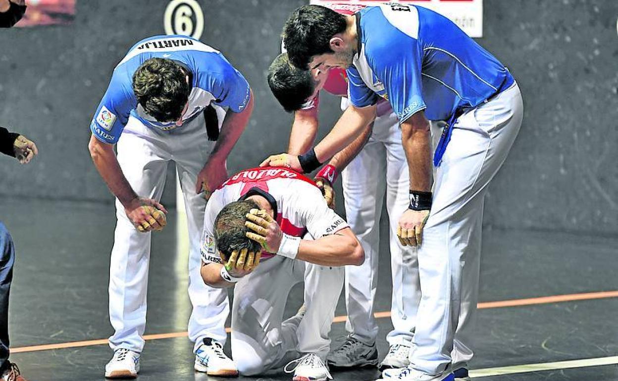 Olaizola se duele de la cabeza tras recibir un pelotazo.