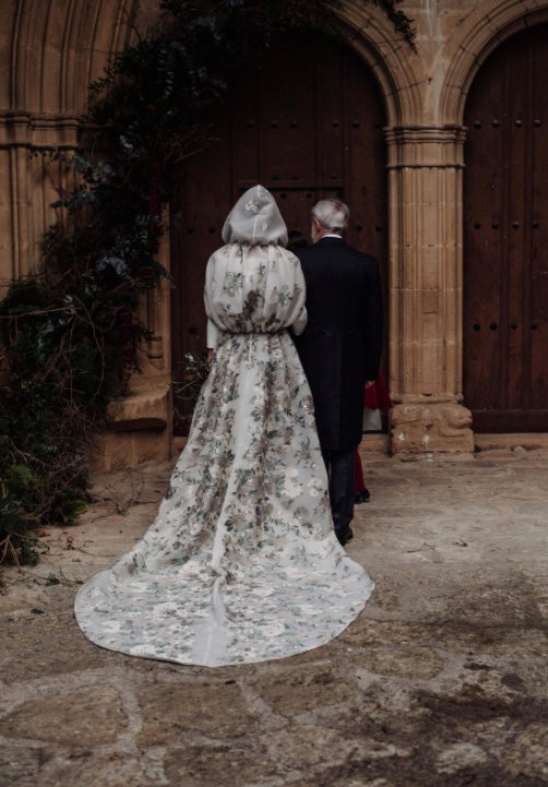 Fotos: De organizar bodas a protagonizar la suya: así es Inés, la novia bilbaína de la capucha de flores