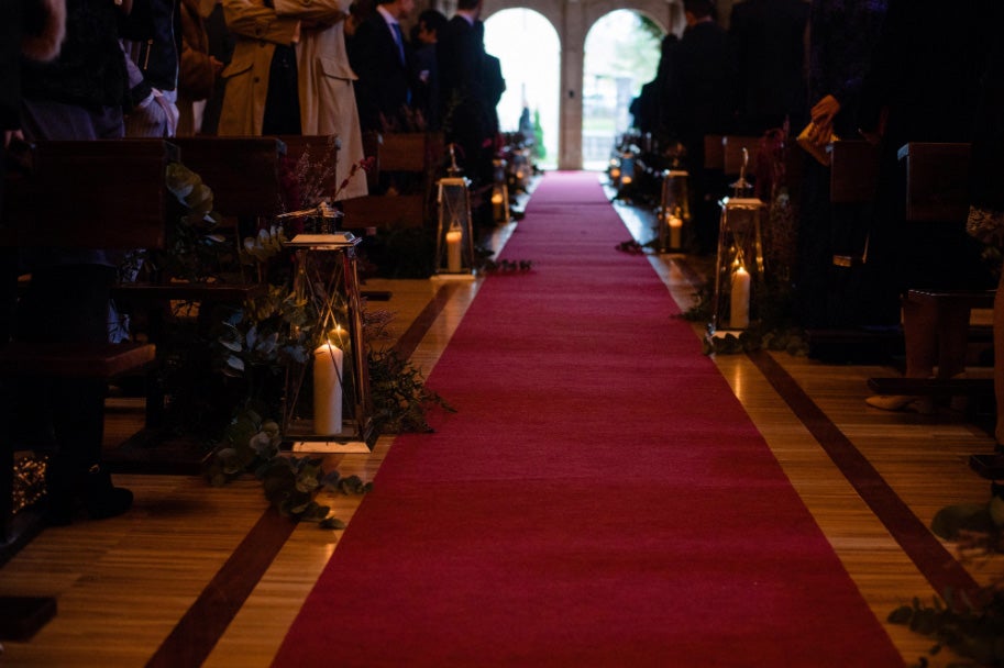 Fotos: De organizar bodas a protagonizar la suya: así es Inés, la novia bilbaína de la capucha de flores