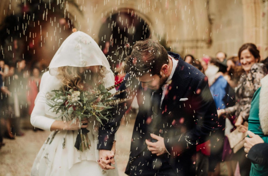 Fotos: De organizar bodas a protagonizar la suya: así es Inés, la novia bilbaína de la capucha de flores