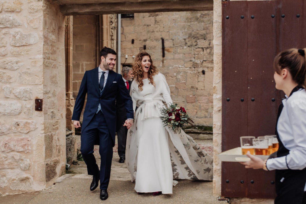 Fotos: De organizar bodas a protagonizar la suya: así es Inés, la novia bilbaína de la capucha de flores