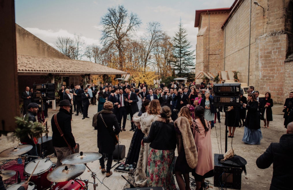 Fotos: De organizar bodas a protagonizar la suya: así es Inés, la novia bilbaína de la capucha de flores