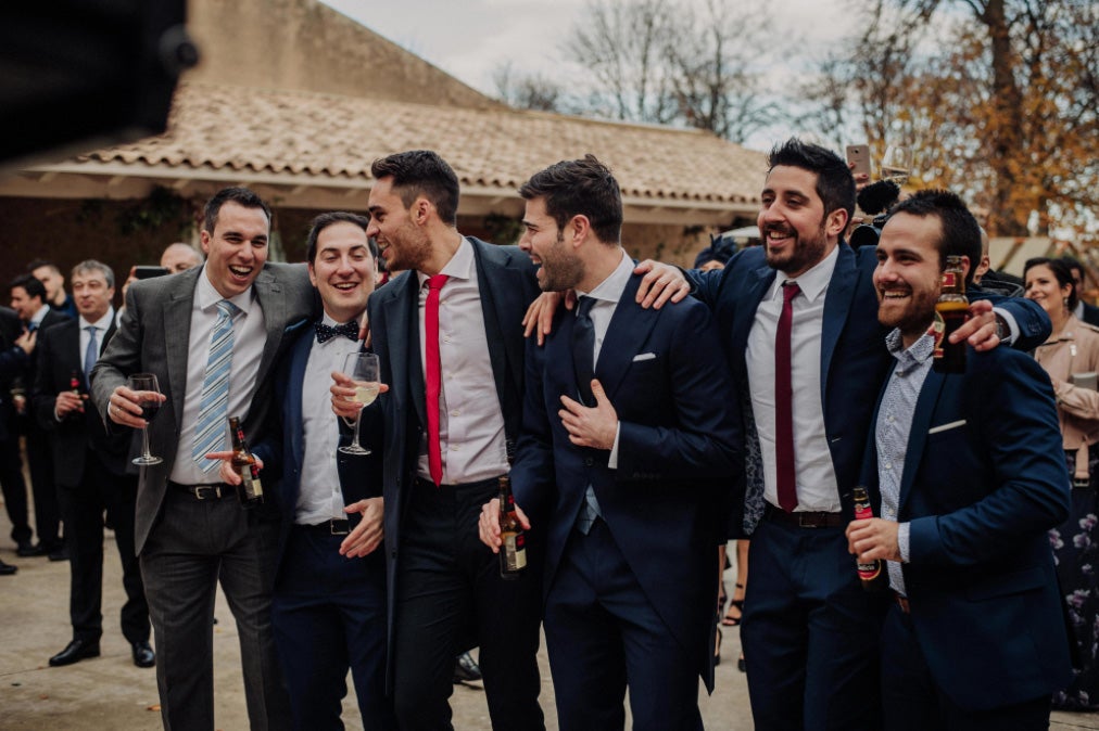 Fotos: De organizar bodas a protagonizar la suya: así es Inés, la novia bilbaína de la capucha de flores