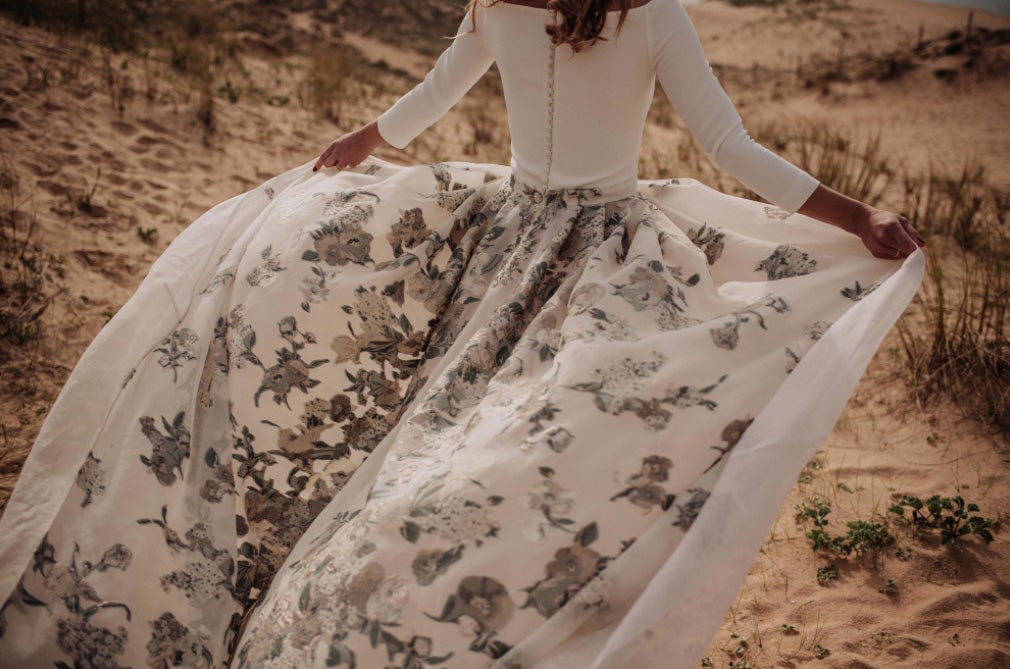 Fotos: De organizar bodas a protagonizar la suya: así es Inés, la novia bilbaína de la capucha de flores