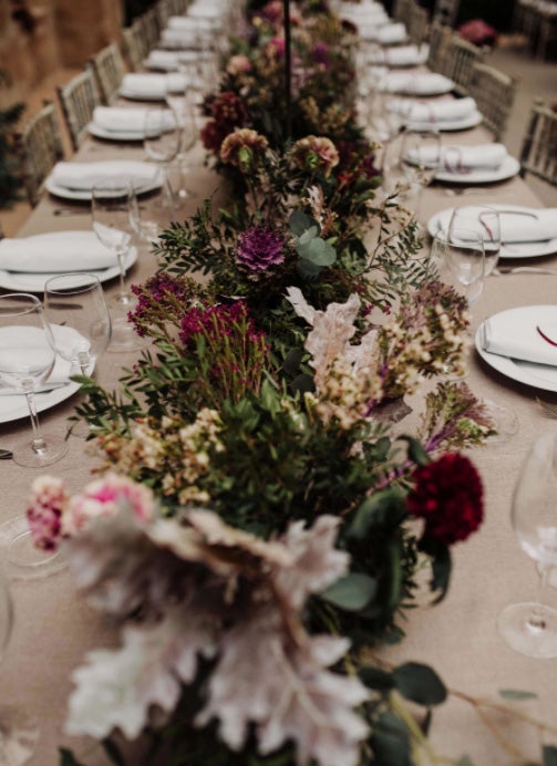 Fotos: De organizar bodas a protagonizar la suya: así es Inés, la novia bilbaína de la capucha de flores