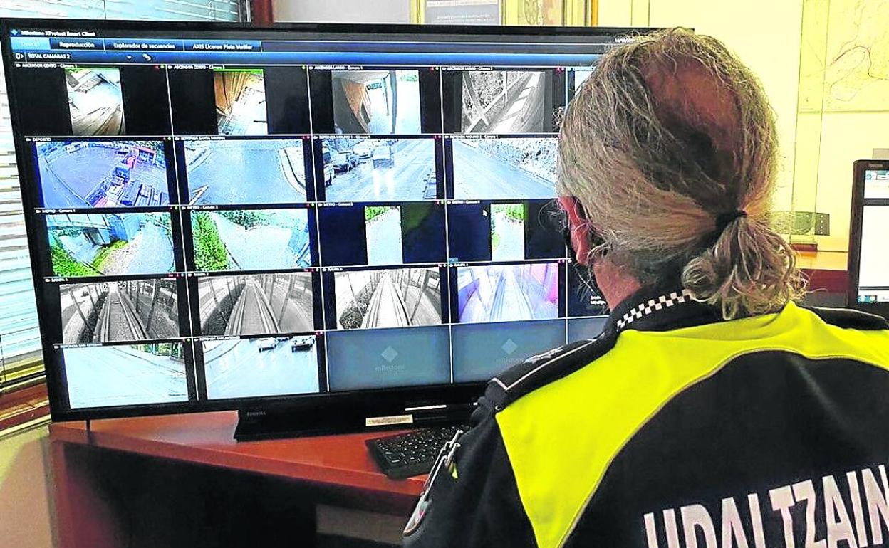 Un agente de la comisaría de la Policía Municipal de Etxebarri controlas las cámaras de vigilancia.