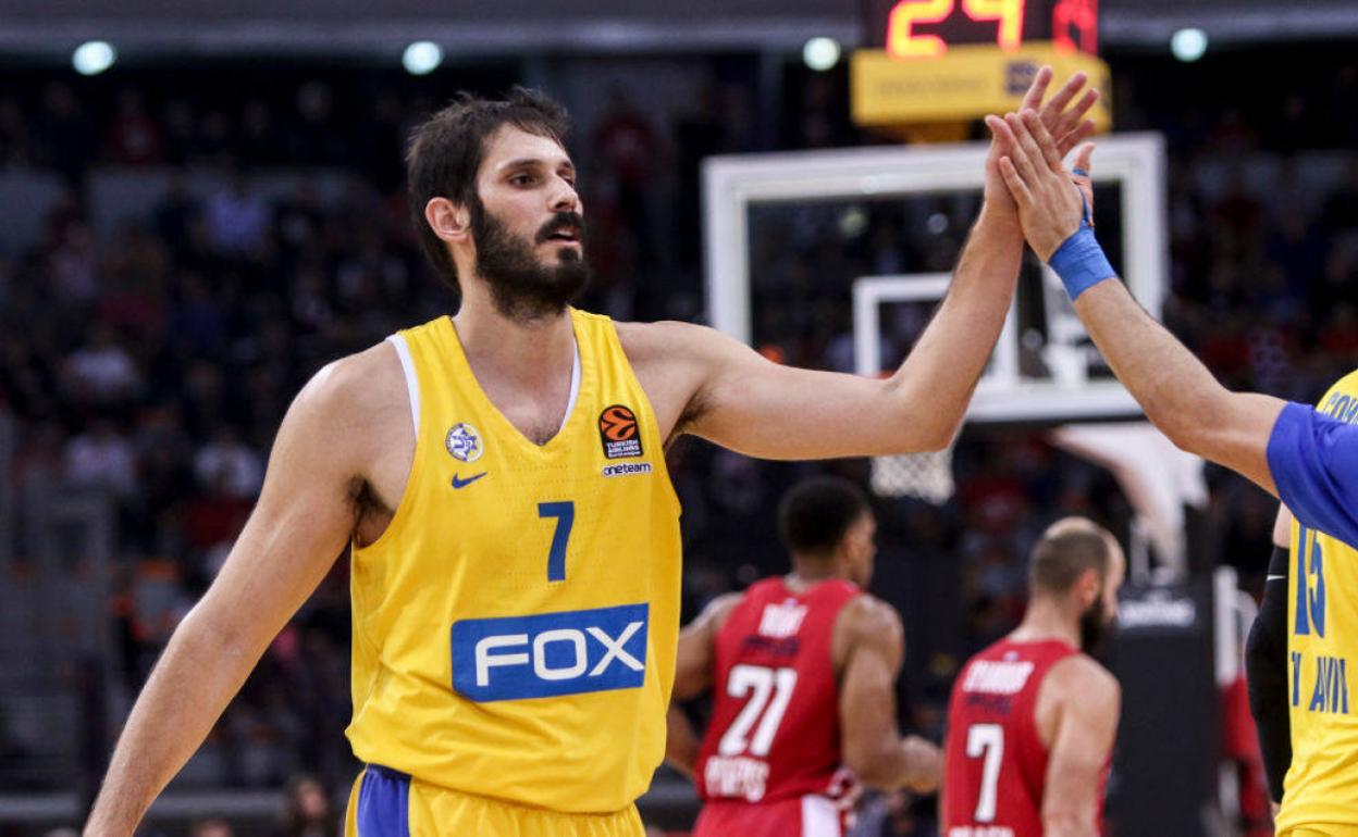 Casspi es felicitado por uno de sus compañeros en uno de los seis partidos que pudo disputar en la Euroliga 19-20