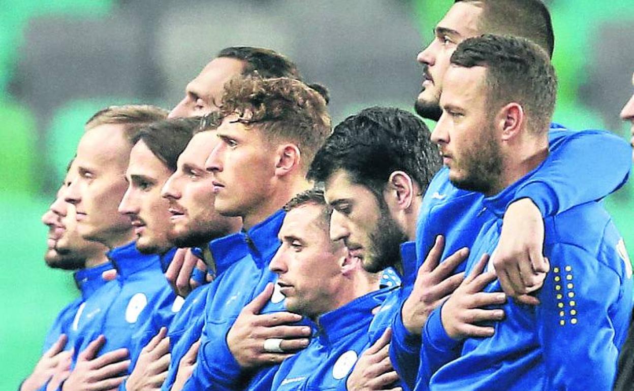 Jugadores de Kosovo antes de un partido contra Eslovenia. 