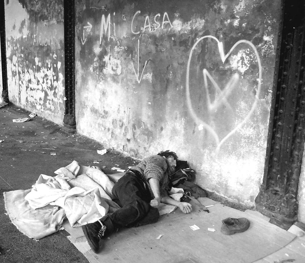 El cuerpo sin vida de un joven toxicómano fallecido en los arcos de La Naja, en Bilbao.