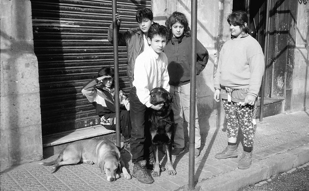 'Pumuki' y sus amigos en el barrio bilbaíno de La Palanca.