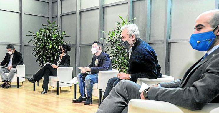 Alfonso Gurpegui, Yolanda Berasategui, Igor Salazar, Nacho Eguizábal y Axier Urresti ayer en el Palacio Europa. 