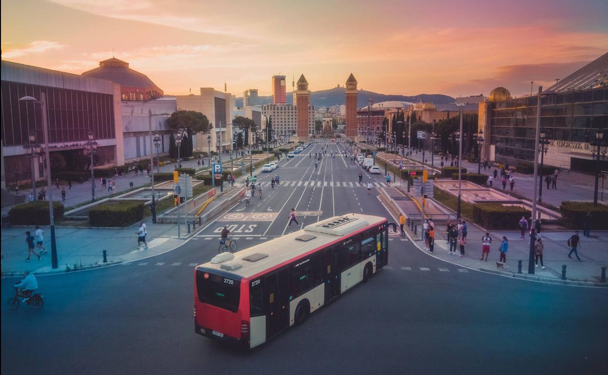 Un autobús recorre una de las calles de Barcelona.