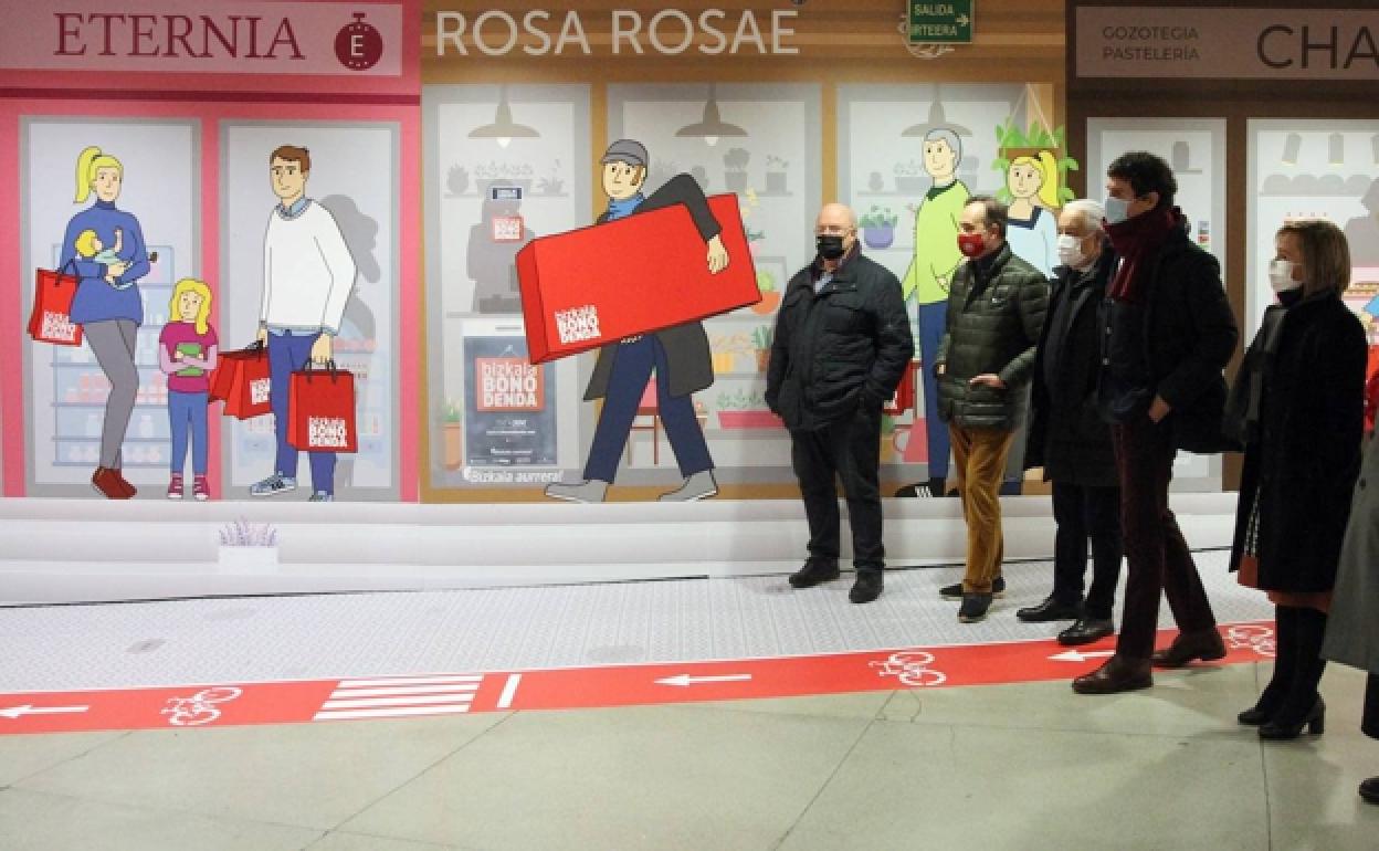 Unai Rementeria, diputado general, ayer, en la estación de San Mamés, durante la presentación de la campaña de consumo. 