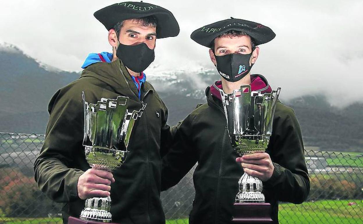 Ezkurdia y Martija posan con los trofeos ayer en Etxeberri. 