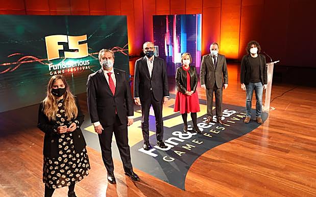 La representante de BBK, Oihane Aldayturriaga, de Bilbao Ekintza, Javier Garcinuño, de EL CORREO, Íñigo Barrenechea, de la Diputación Foral de Bizkaia, Ainara Basurko, y de Spri, Aitor Cobanera, posan con el director del festival, Alfonso Gómez. 