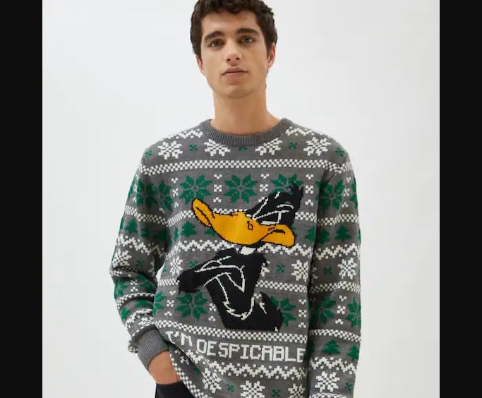 Para ellos: Jersey de Pull&Bear en color gris, con estampado navideño y detalle del carismático personaje de Warner 'Pato Lucas' en la parte delantera. 29,99 euros.