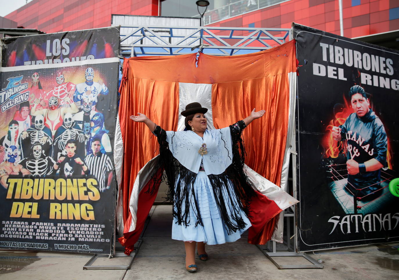 Silvana La Poderosa, una luchadora cholita, saluda a la multitud antes de su pelea durante su regreso al ring
