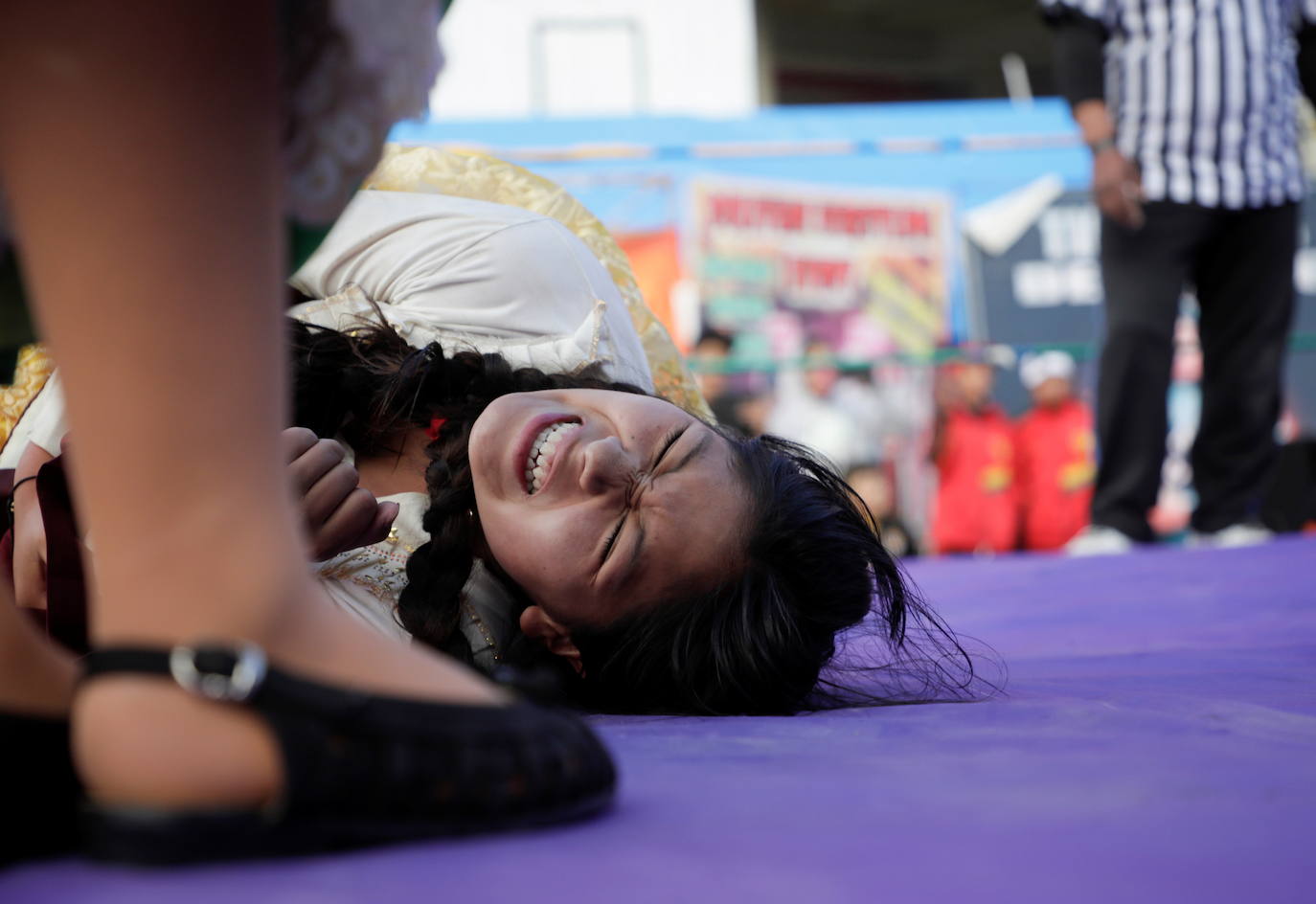Barbara Quisbert, un luchador cholita, reacciona durante su regreso al ring.