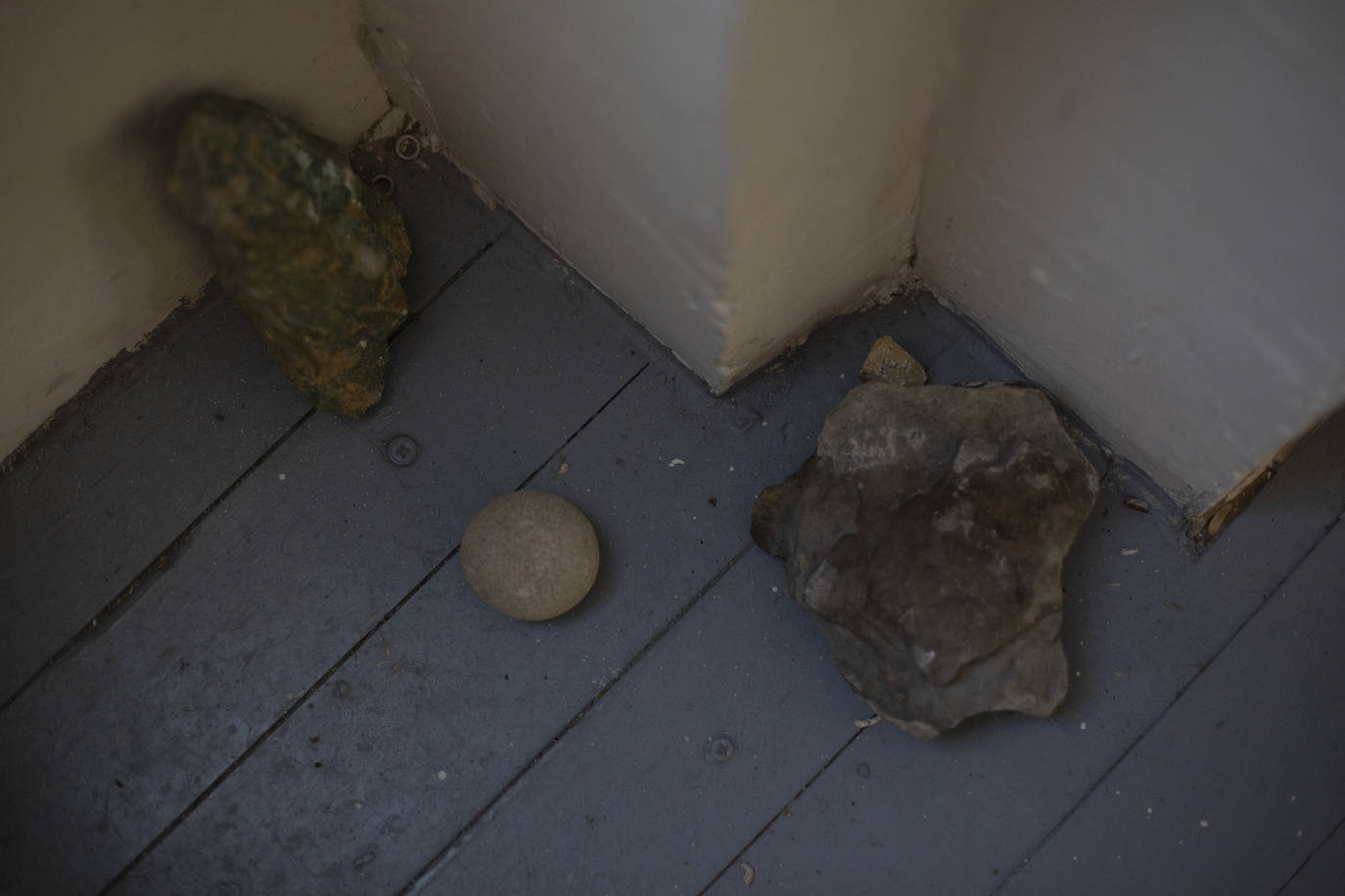 Varias piedras empleadas por el fotógrafo en otros proyectos.