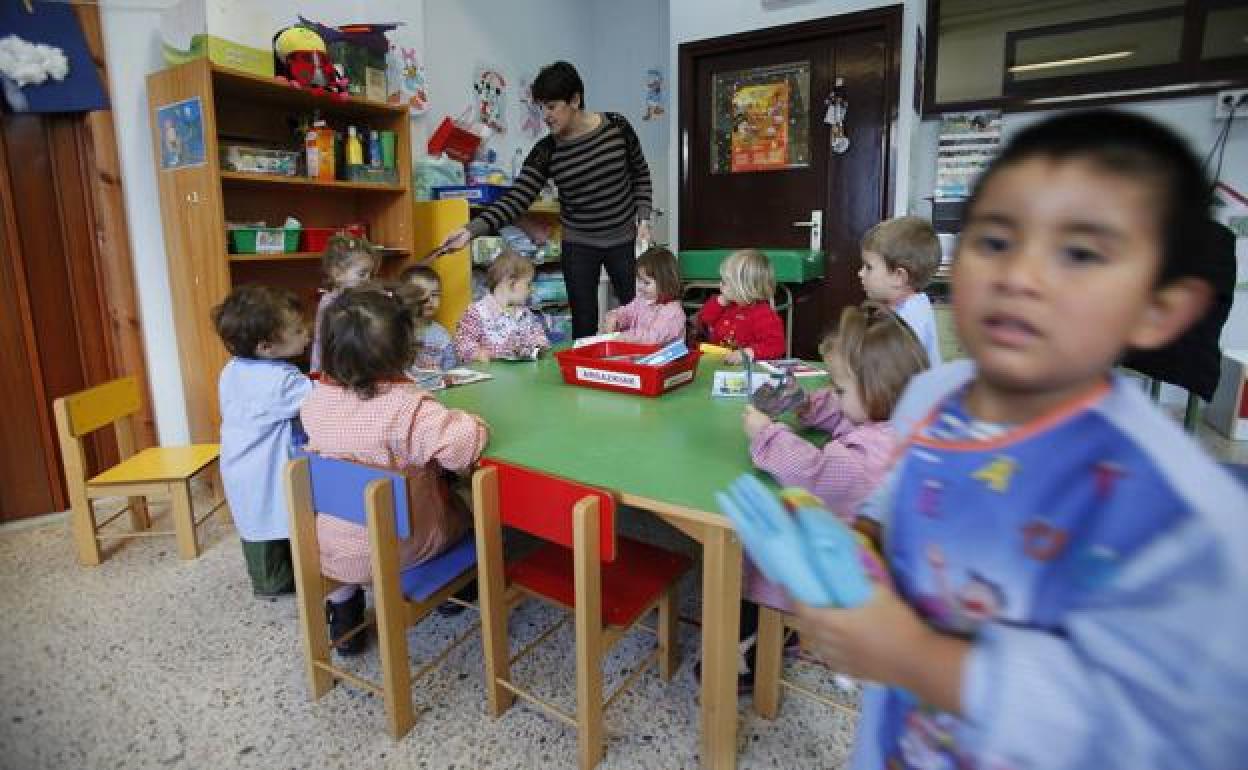 Imagen retrospectiva de menores de Berriatua en el colegio público de esta localidad de Lea Artibai 