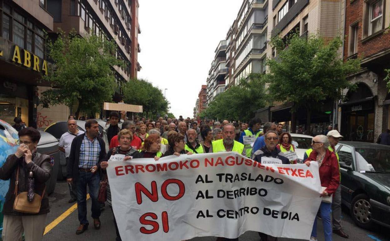 Jubilados y vecinos de Romo han protagonizado numerosas protestas en los últimos años para evitar el derribo de la antigua Nagusien Etxea.