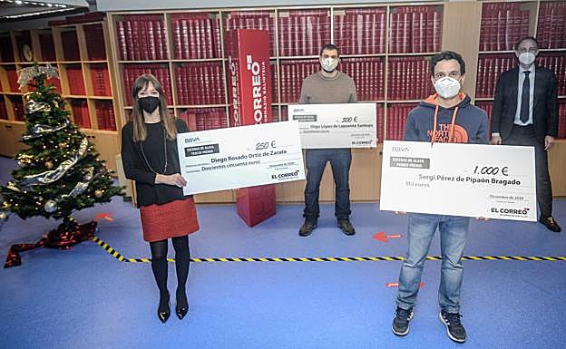 Miriam Atxaerandio de ELCORREO, quien recogió el tercer premio en lugar de Diego Rosado, IñigoPérez de Lapuente, el ganador Sergi Pérez de Pipaón y Borja Calleja, director de BBVAen Vitoria