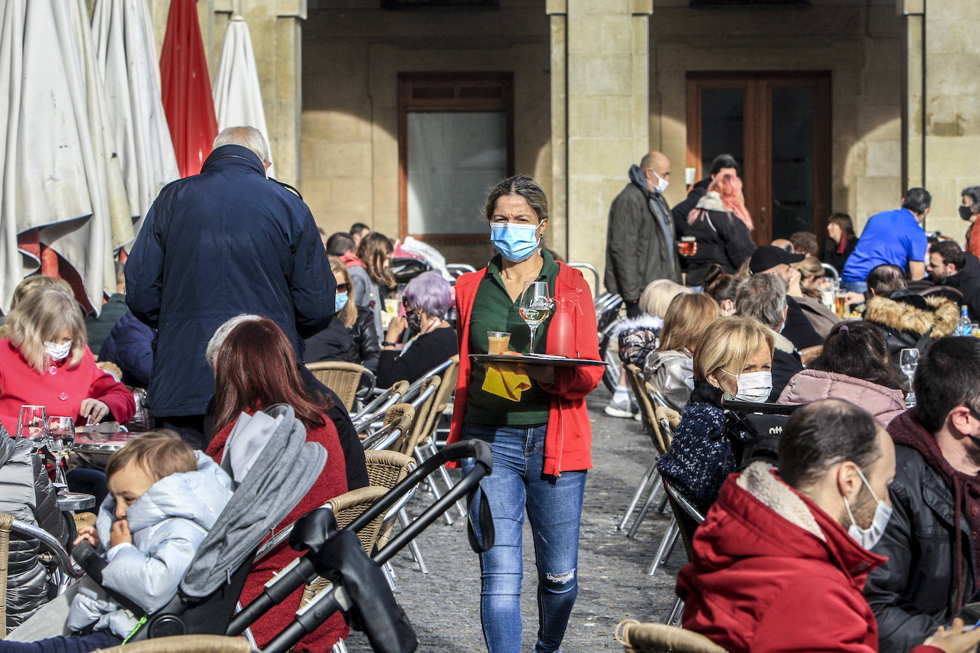 La tregua que ha dado la lluvia ha animado a los vitorianos a ocupar las terrazas.