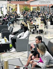 Imagen secundaria 2 - 1. En la ciudad. Bilbao también recuperó actividad callejera, especialmente en los paseos junto a la ría y en la Gran Vía. | 2. Puerto deportivo. El buen tiempo y la temperatura agradable llenaron las terrazas por primera vez desde hace más de un mes.