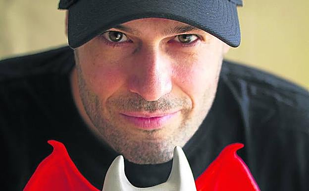 Su creador. Víctor Marí, junto a una de las creaciones de la serie de animación, el rey Molar.