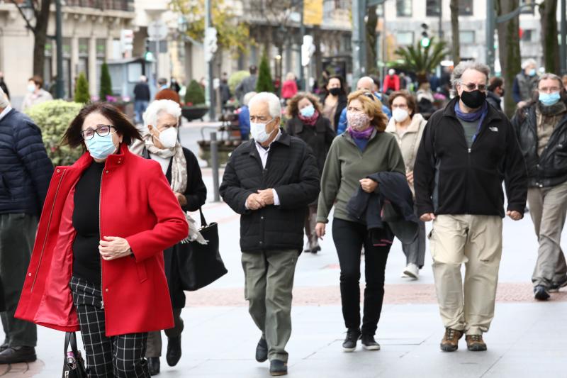 Gente paseando por Bilbao