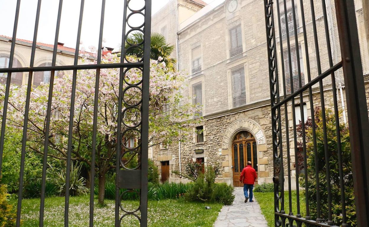 El edificio se cubrió con mallas hace siete años y, en enero, se derrumbó el techo de sus trasteros. 