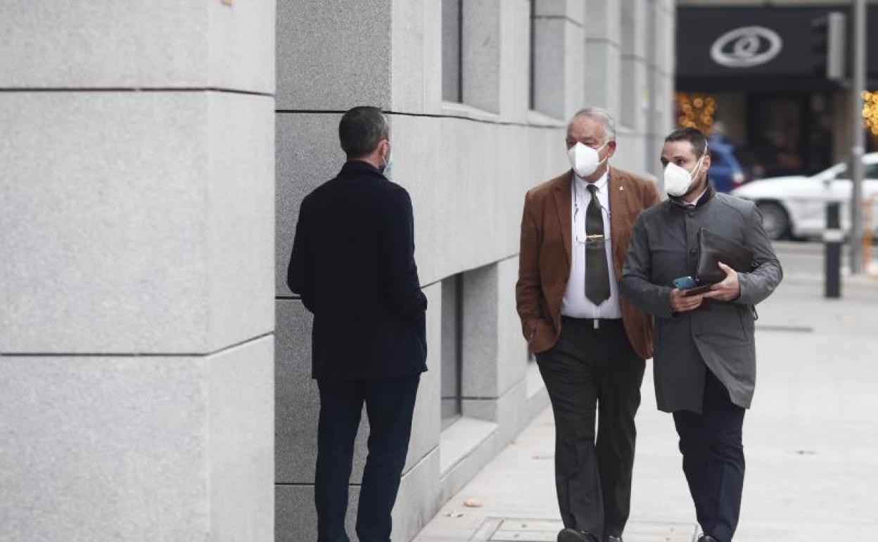 Eugenio Pino, en el centro, llega a declarar a la Audiencia Nacional. 