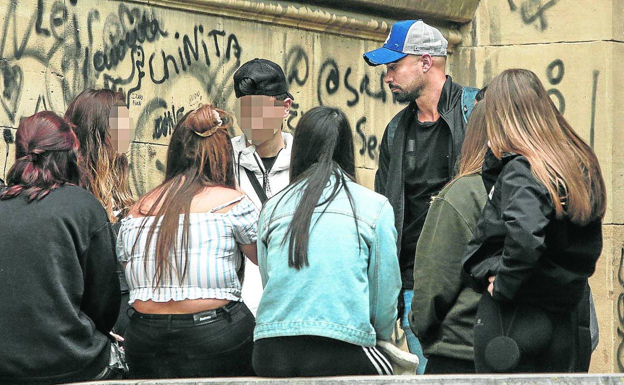 Rubén Ramos charla con un grupo de menores en las traseras de la catedral nueva en la época pre-Covid. 