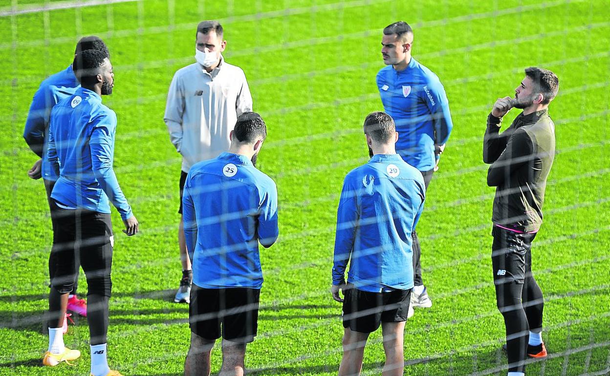 Unai Simón, a la derecha de la imagen con gesto de preocupación, charla con varios compañerois antes del entrenamiento de ayer en Lezama.