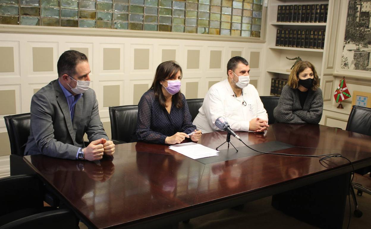 El director gerente del hospital, Vicente Fernández; la alcaldesa de Santurtzi, Aintzane Urkijo; el doctor Julio Gómez, coordinador de la unidad de cuidados paliativos; y Itziar Carrocera, concejala de Acción Social.