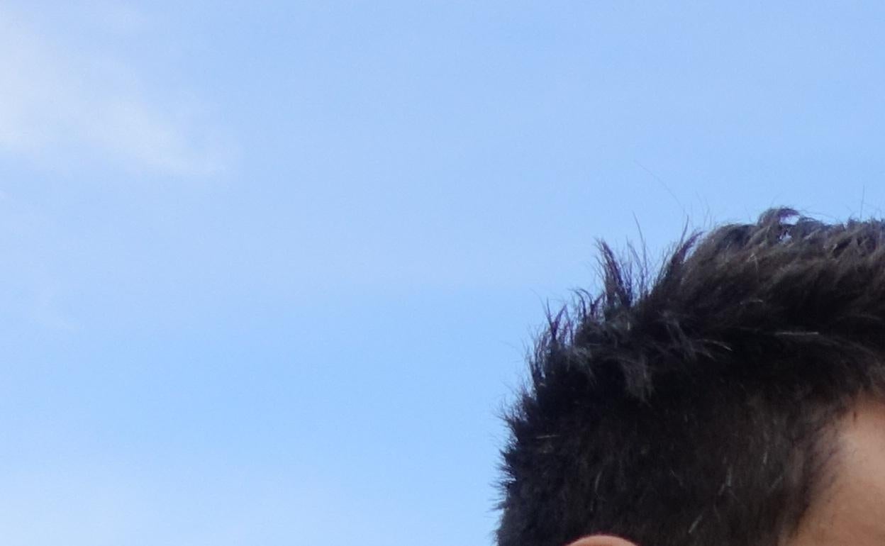 Los capitanes de cada equipo posan en Lasesarre con las camisestas de sus respetivos clubes 