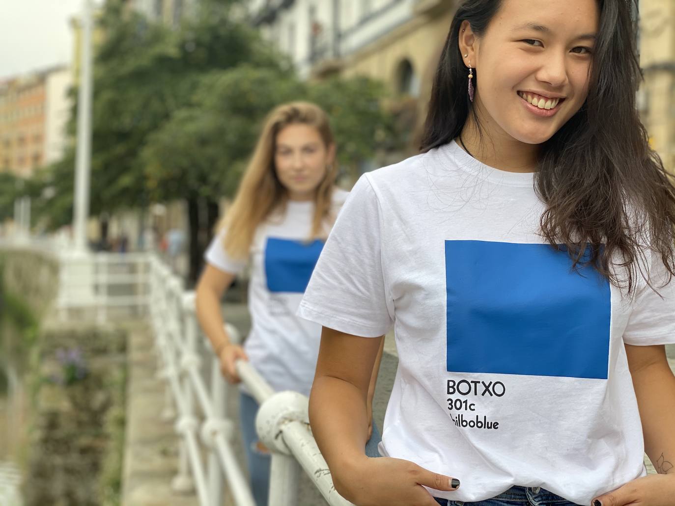 Fotos: Desde el Bosque de Oma hasta el color &#039;Bilboblue&#039;: las camisetas y bolsas de tres amigos inspiradas en la cultura vasca