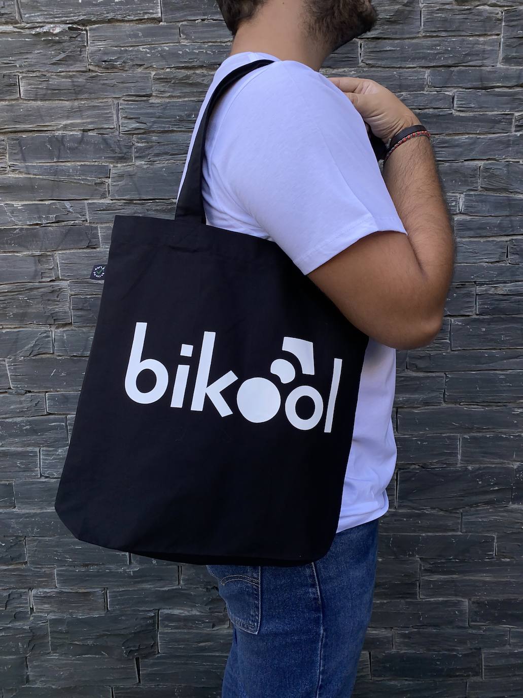 Fotos: Desde el Bosque de Oma hasta el color &#039;Bilboblue&#039;: las camisetas y bolsas de tres amigos inspiradas en la cultura vasca