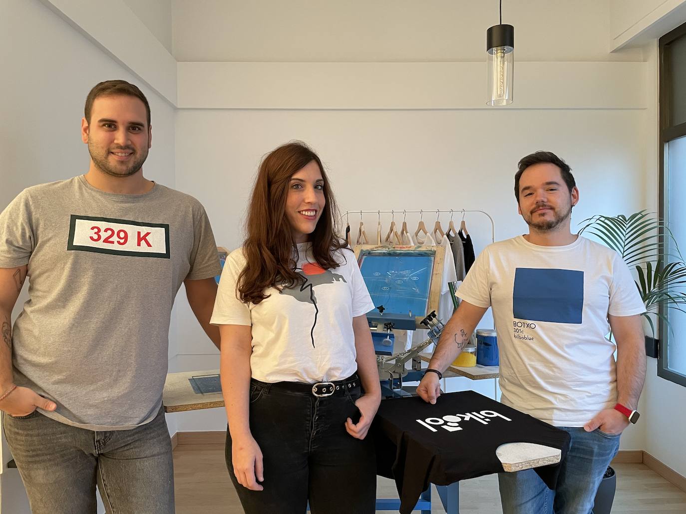 Fotos: Desde el Bosque de Oma hasta el color &#039;Bilboblue&#039;: las camisetas y bolsas de tres amigos inspiradas en la cultura vasca