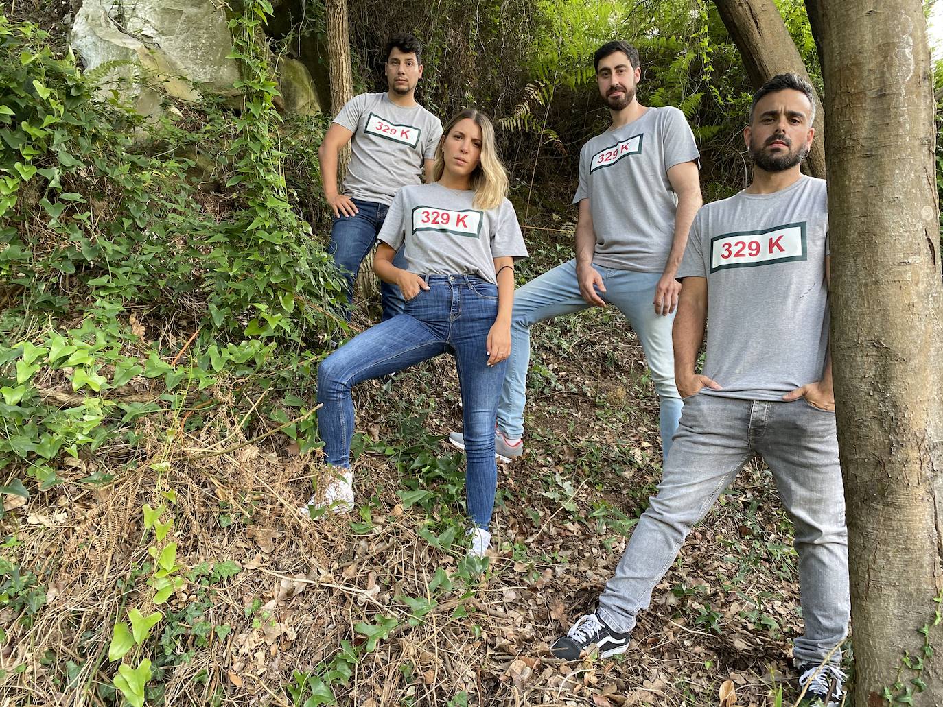 Fotos: Desde el Bosque de Oma hasta el color &#039;Bilboblue&#039;: las camisetas y bolsas de tres amigos inspiradas en la cultura vasca