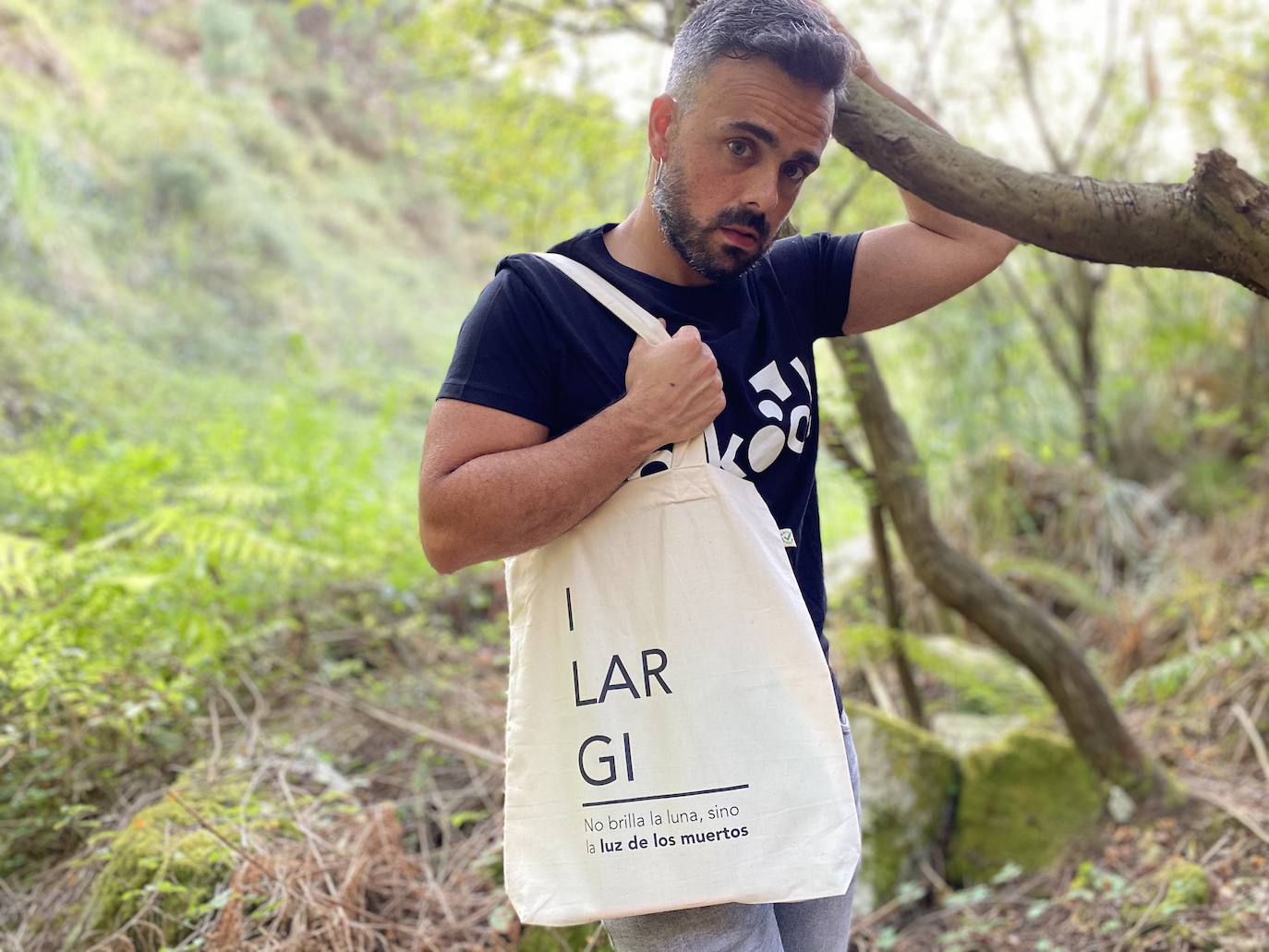 Fotos: Desde el Bosque de Oma hasta el color &#039;Bilboblue&#039;: las camisetas y bolsas de tres amigos inspiradas en la cultura vasca