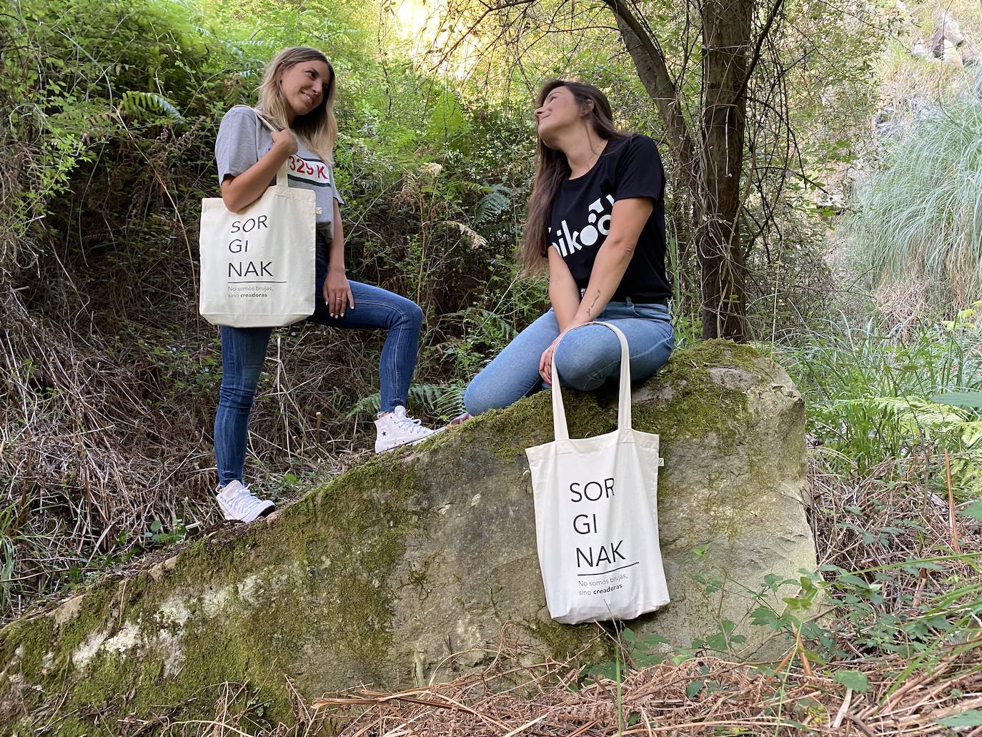 Fotos: Desde el Bosque de Oma hasta el color &#039;Bilboblue&#039;: las camisetas y bolsas de tres amigos inspiradas en la cultura vasca