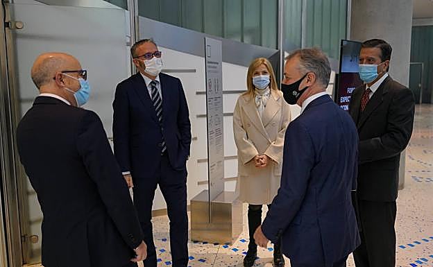 Galería. El lehendakari, a su llegada al 'Foro Expectativas Económicas', charla con el presidente de EL CORREO, Enrique de Ybarra, el director de EL CORREO, José Miguel Santamaría, el director general de EL CORREO, Iñigo Barrenechea, y Patricia Arias, directora territorial del Banco Santander en el País Vasco.