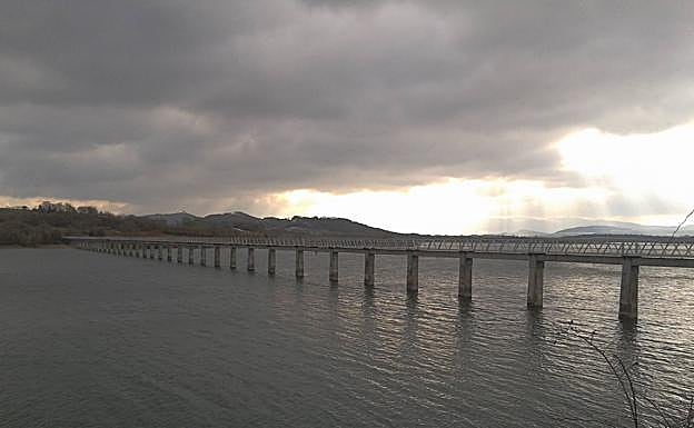 Una pasarela salva las orillas del parque de Garaio. 