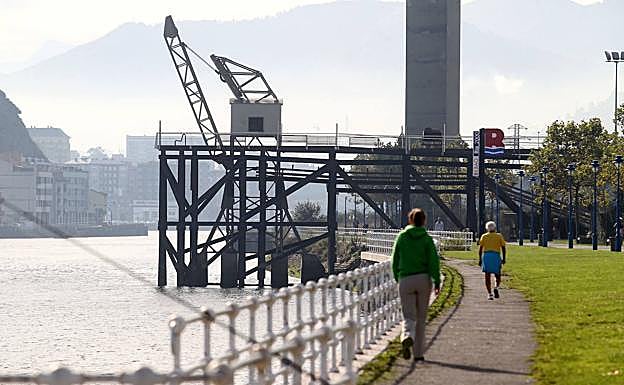 Cargadero situado en el sendero de la ría del Nervión. 