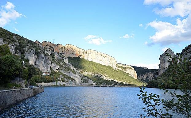 Paredes verticales sobre el embalse alavés.