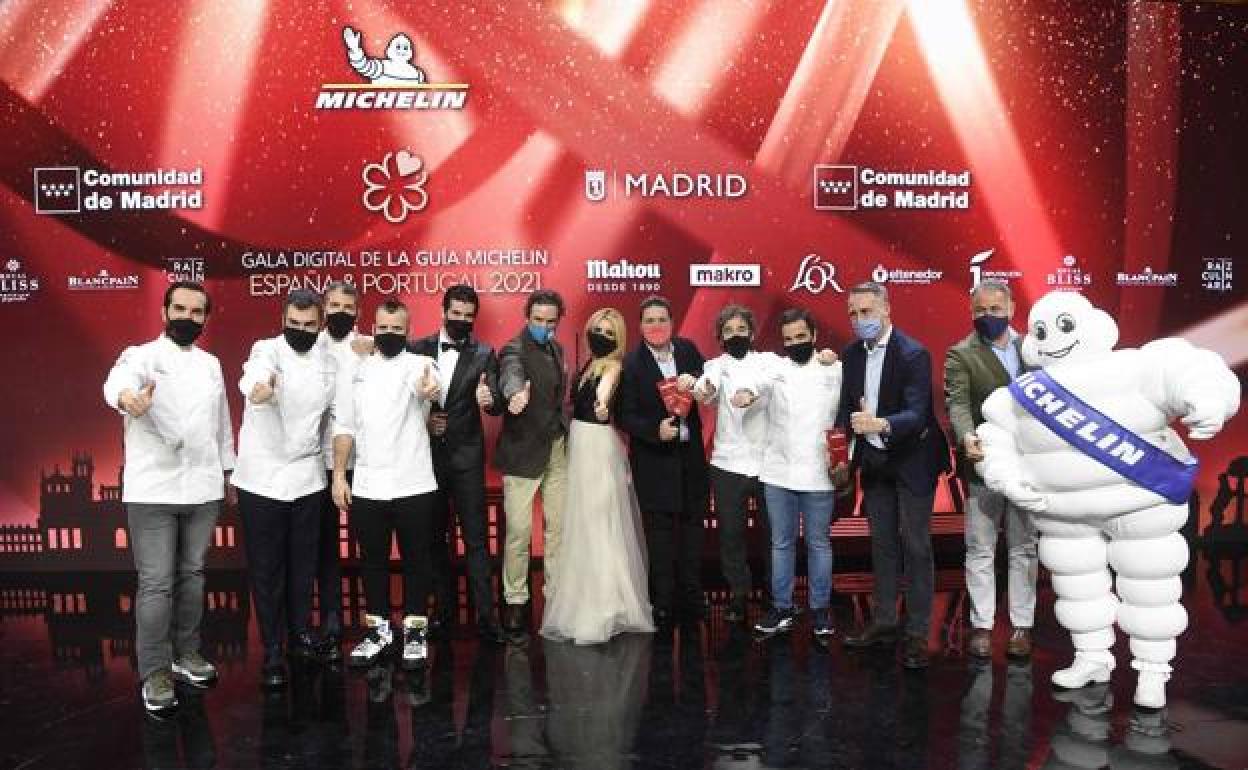 Cocineros, responsables de la guía y presentadores de la gala posan durante la ceremonia.